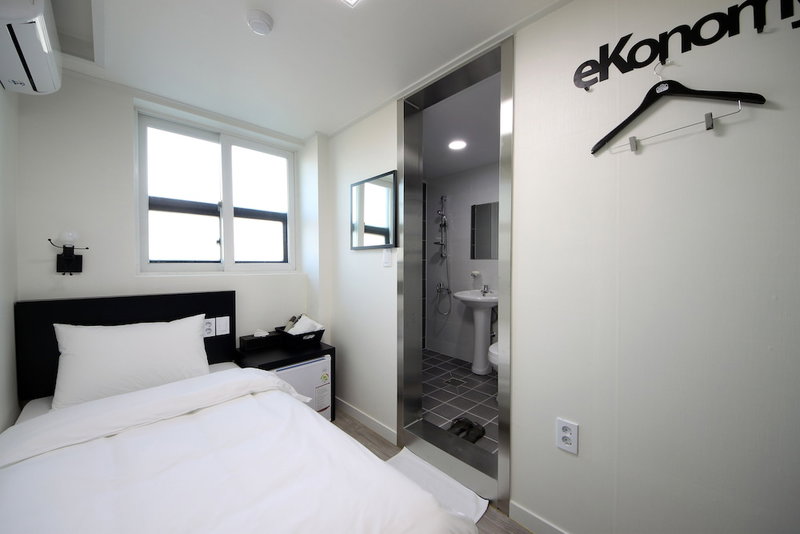 Ekonomy Hotel Incheon, Bucheon-si, South Korea