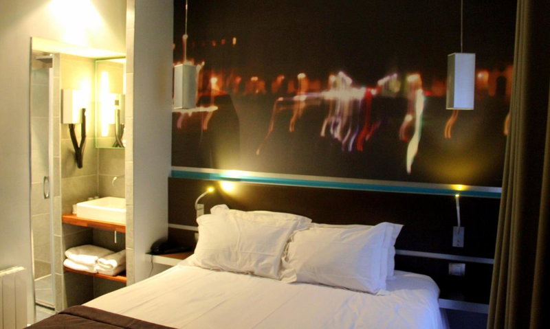 Hôtel Lumières Montmartre Paris, Saint-Ouen, France