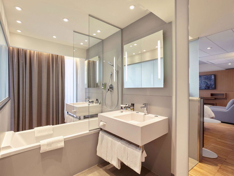 Mercure Paris Arc de Triomphe Etoile, Levallois-Perret, France