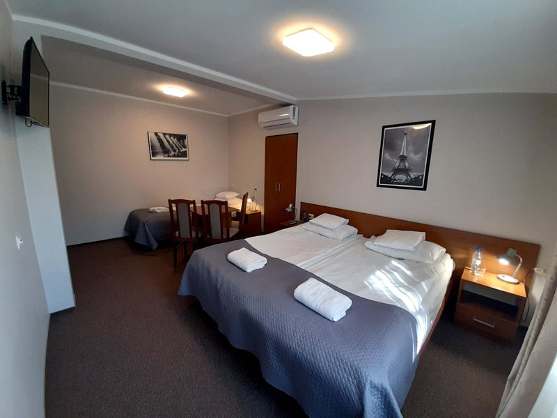 Astral - private rooms close to Airport & PTAK EXPO, Wlochy, Poland
