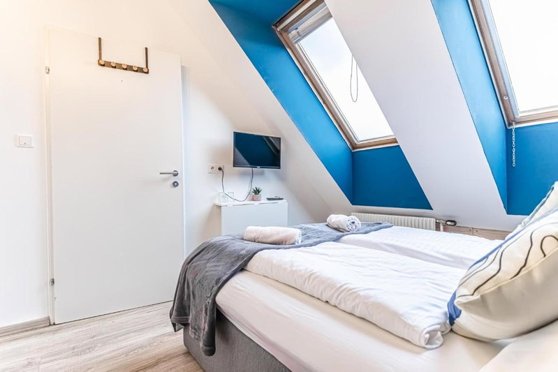 10-Min Walk to Hauptbahnhof, Cozy Private Rooms with AC, TV & WIFI, Favoriten, Austria