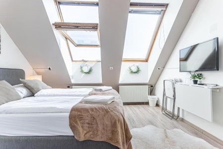 10-Min Walk to Hauptbahnhof, Cozy Private Rooms with AC, TV & WIFI, Favoriten, Austria