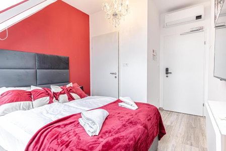 10-Min Walk to Hauptbahnhof, Cozy Private Rooms with AC, TV & WIFI, Favoriten, Austria