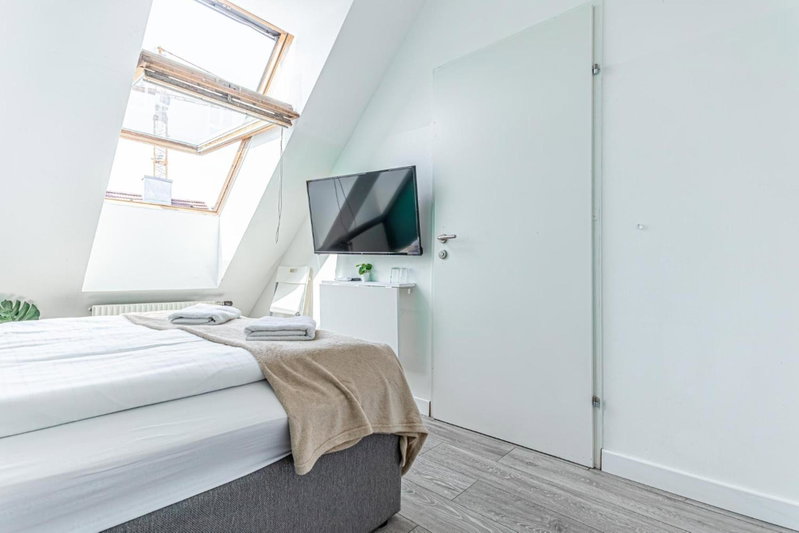 10-Min Walk to Hauptbahnhof, Cozy Private Rooms with AC, TV & WIFI, Favoriten, Austria