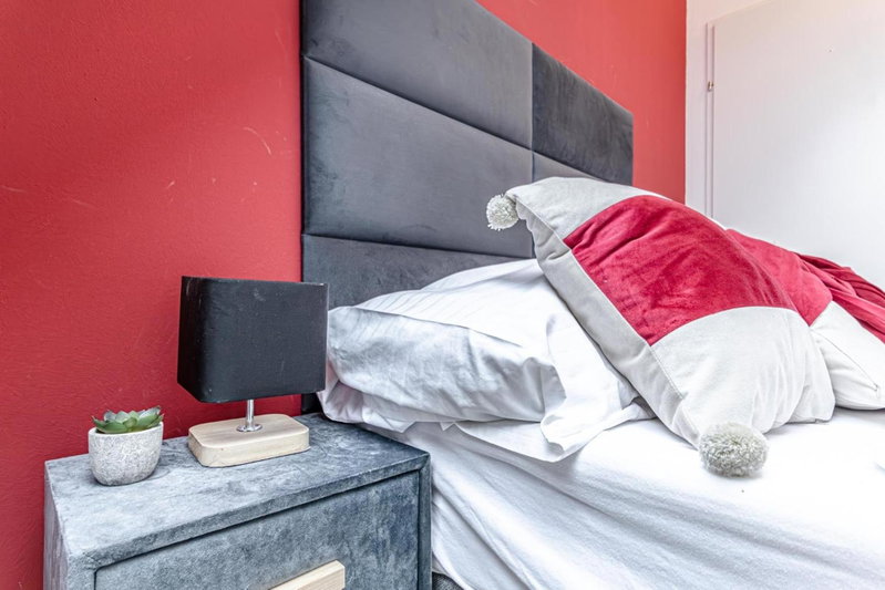10-Min Walk to Hauptbahnhof, Cozy Private Rooms with AC, TV & WIFI, Favoriten, Austria