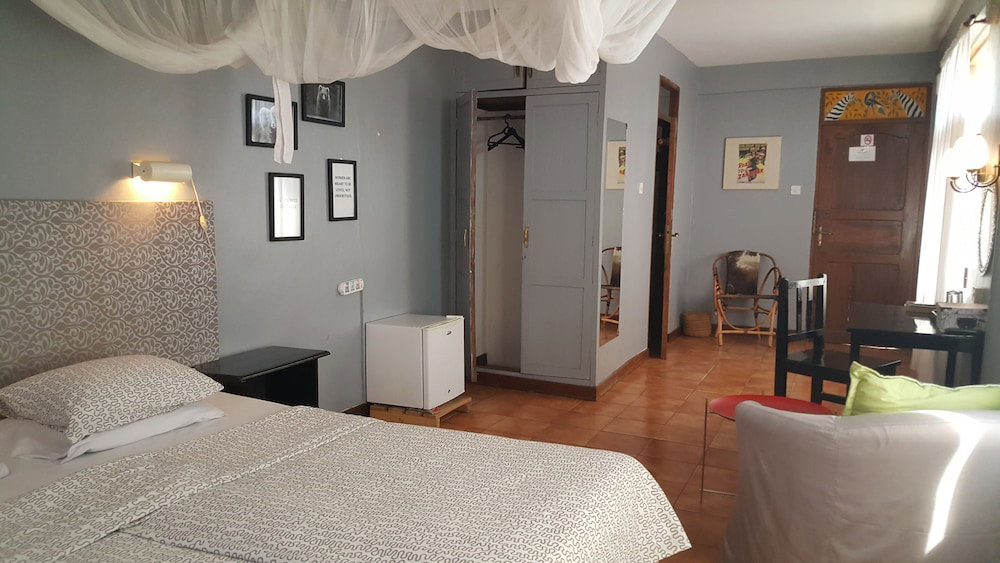 Q-Bar & Guest House, Tansania