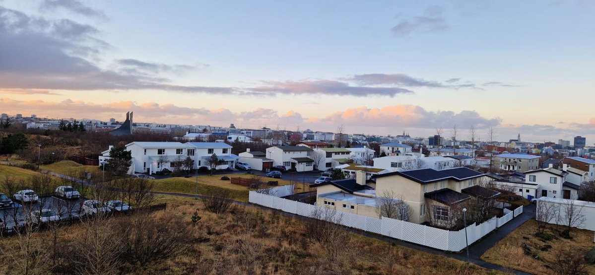 Hotel · City view, bright & cozy - Free parking (A4), Reykjavík