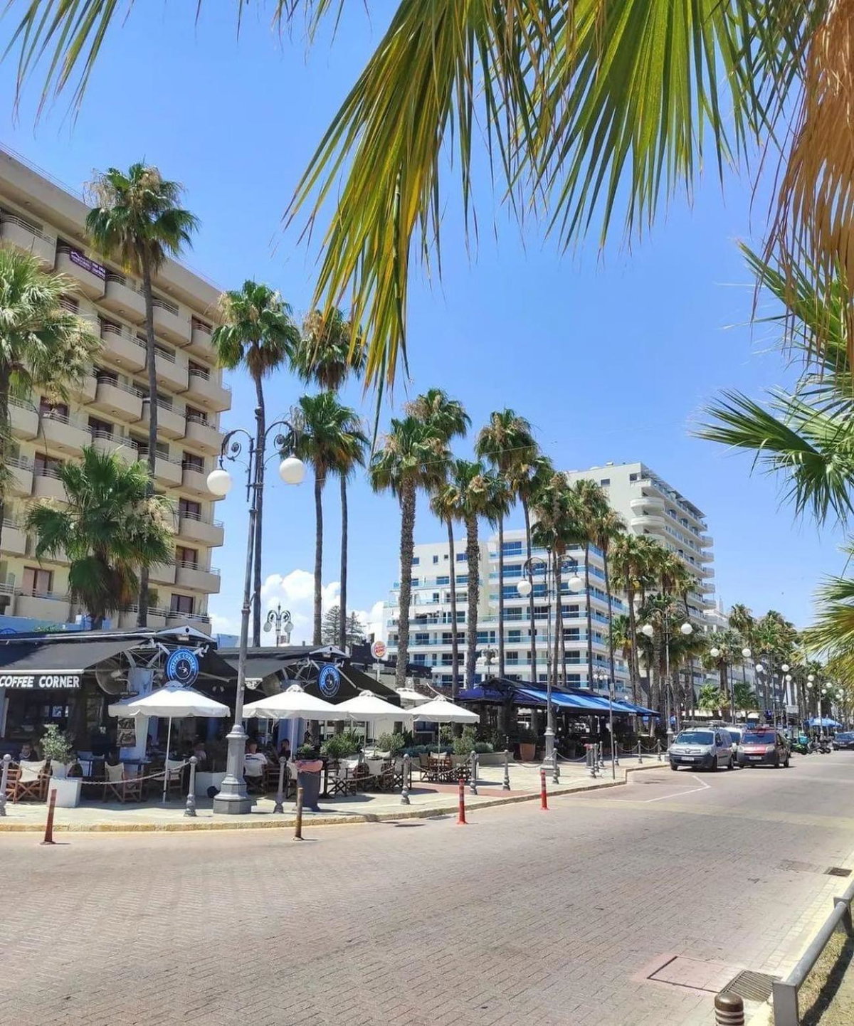 Отель · Extremely comfy apt with spacious private terrace 10min walk to the beach & in Town, Larnaca