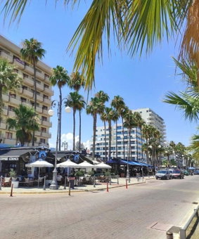 Extremely comfy apt with spacious private terrace 10min walk to the beach & in Town, Larnaca, Кипр