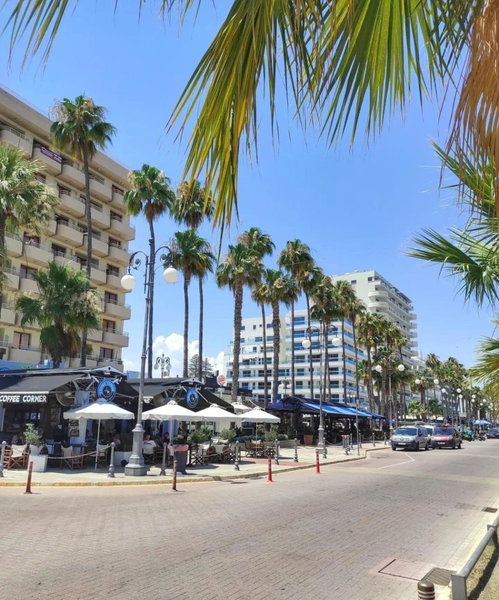 Extremely comfy apt with spacious private terrace 10min walk to the beach & in Town, Larnaca, Кипр