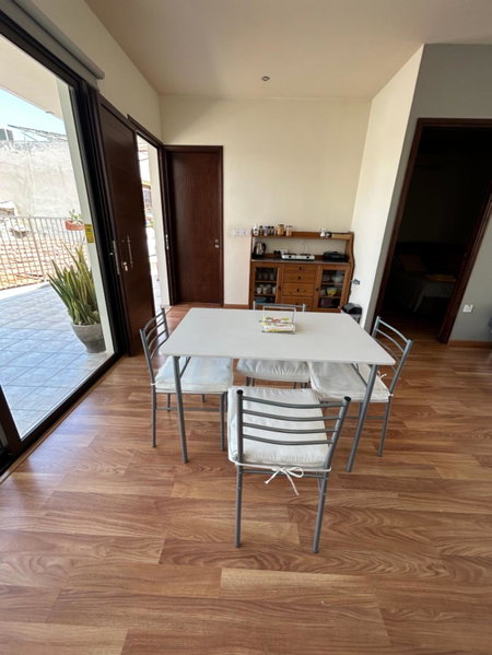 Extremely comfy apt with spacious private terrace 10min walk to the beach & in Town, Larnaca, Кипр