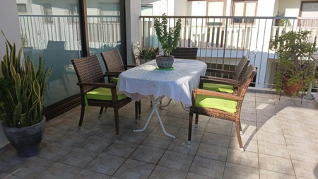 Extremely comfy apt with spacious private terrace 10min walk to the beach & in Town, Larnaca, Кипр