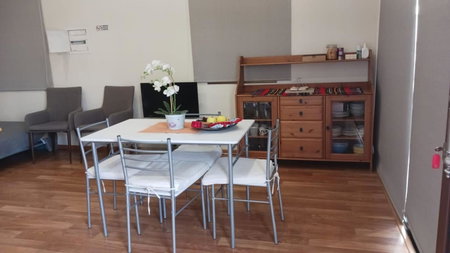 Extremely comfy apt with spacious private terrace 10min walk to the beach & in Town, Larnaca, Кипр