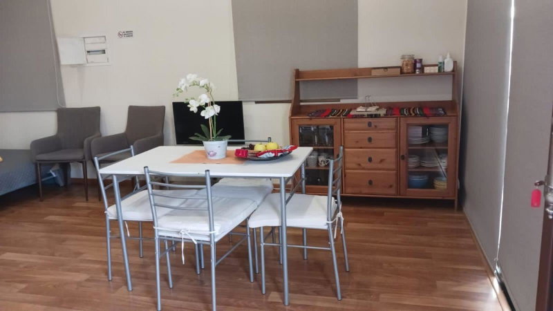 Extremely comfy apt with spacious private terrace 10min walk to the beach & in Town, Larnaca, Кипр