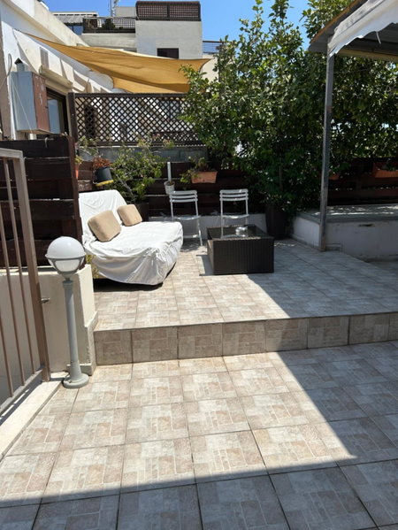 Extremely comfy apt with spacious private terrace 10min walk to the beach & in Town, Larnaca, Кипр