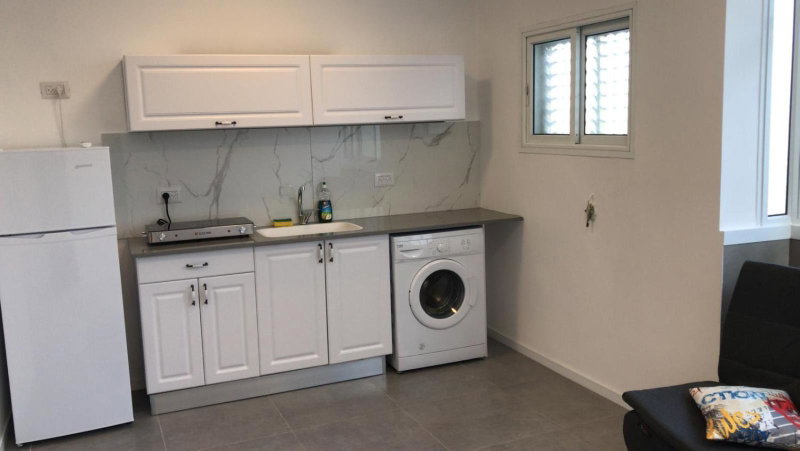 Isramax low-cost apartment near the sea., Bat Yam, Israel