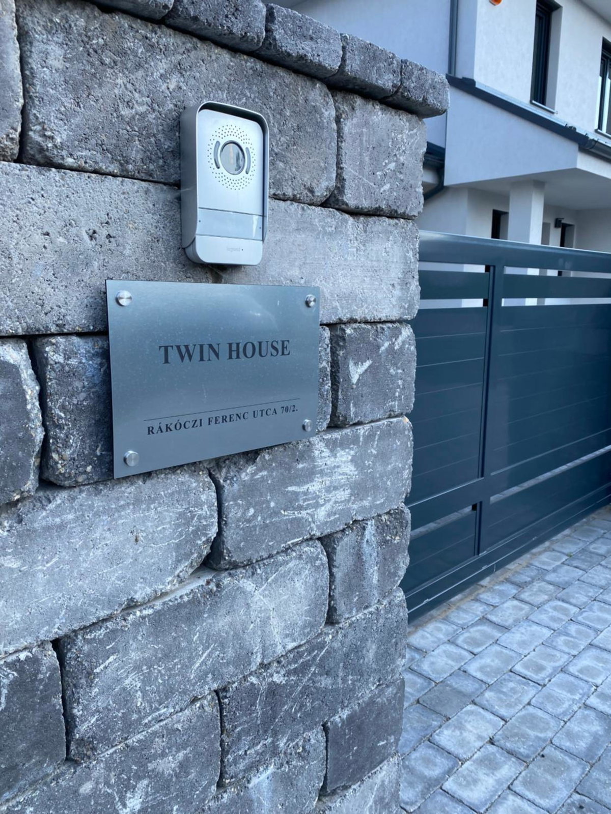 Twin House, Ungarn