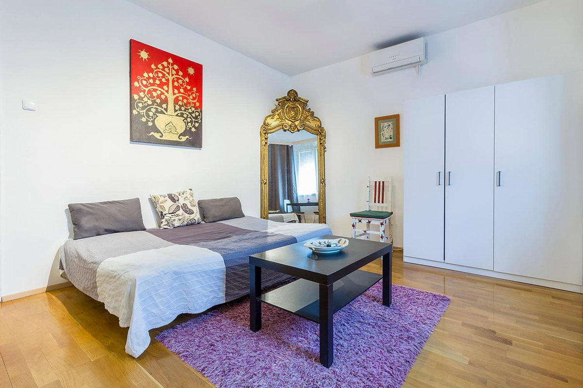 Mohinga Apartment, Hungary