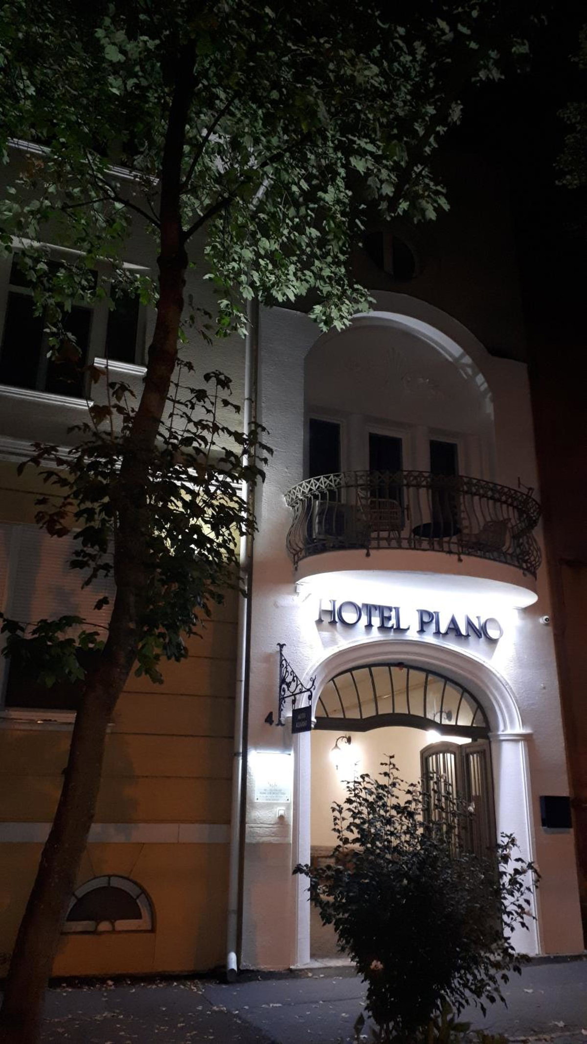 Hotel Piano, Венгрия