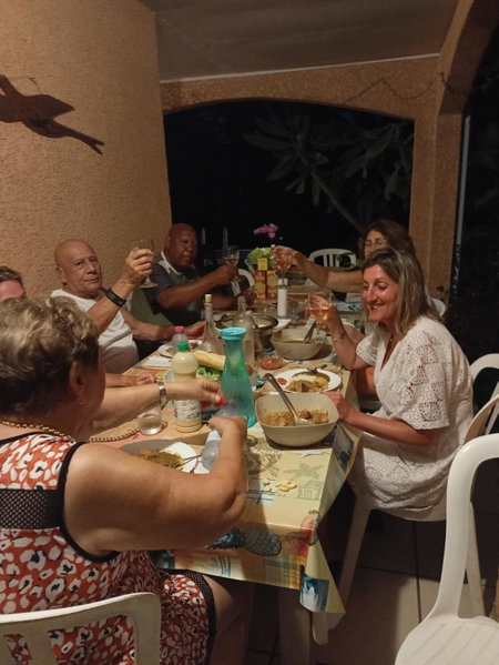 Chez Chouchou, Rivière, Встреча