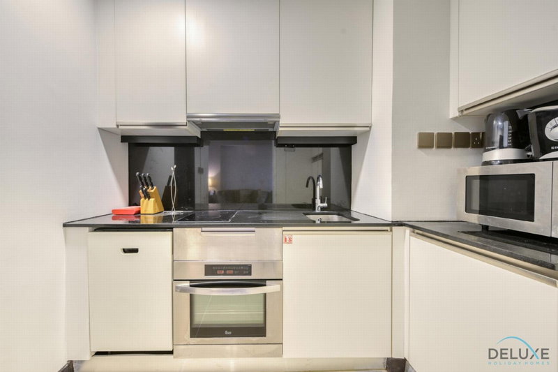 Regal Studio at The Address Residences Dubai Marina by Deluxe Holiday Homes, Dubai, United Arab Emirates