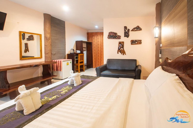 Naiyang Discovery Beach Resort, คาทุ, ประเทศไทย