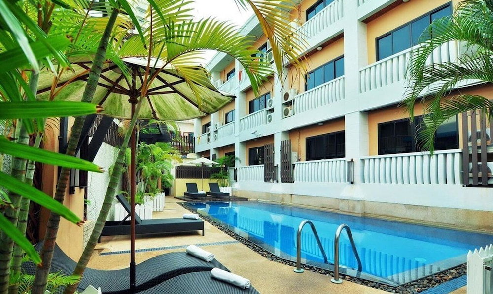โรงแรม · Rattana Beach Hotel, Ban Chalong