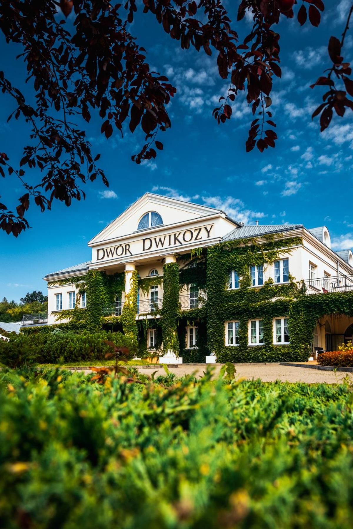 Dwór Dwikozy, Poland