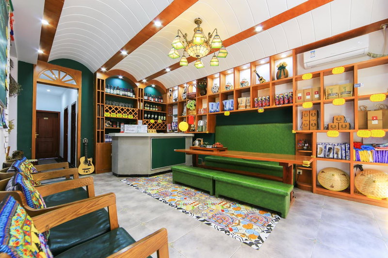 Edinburgh Hostel - Coffee bar - Western breakfast -Travel expert -Good location-English reception-Ticket service-Tourism planing-Laundry-Camara-Drone gopro, Zhangjiajie, 中国