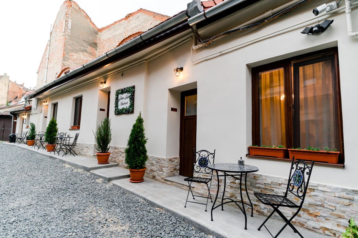 Galeria Grafit Apartments, Romania
