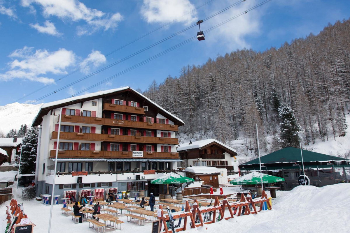 Отель · Hotel THE LARIX ski-in ski-out, Saas-Fee