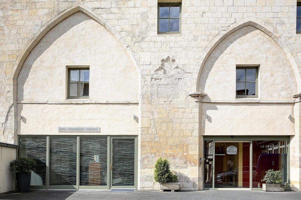 Отель · Logis Hôtel Restaurant Le Dauphin et Le Spa du Prieuré, Caen