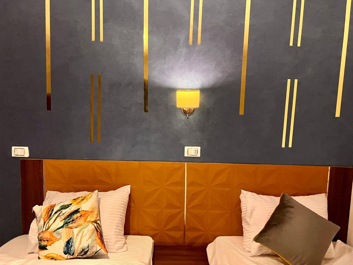 Grand Pyramids Inn, Egypt