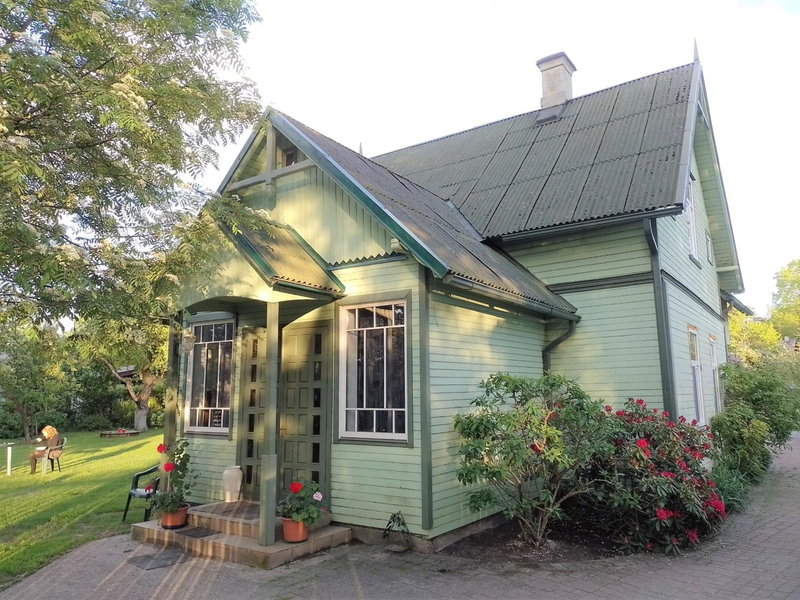 House, garden & sauna. Free parking. Train stop-200 m. Sea-1 km., Jūrmala, Latvia