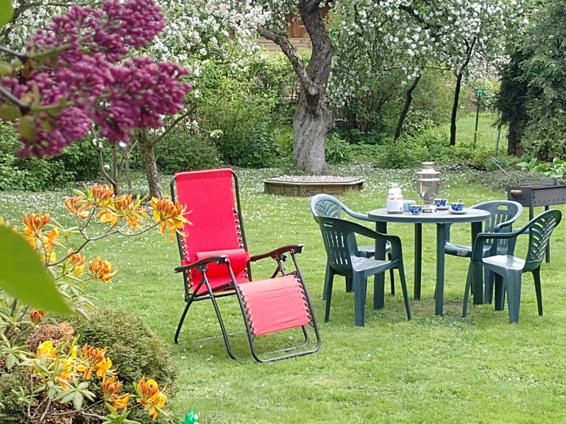House, garden & sauna. Free parking. Train stop-200 m. Sea-1 km., Jūrmala, Latvia