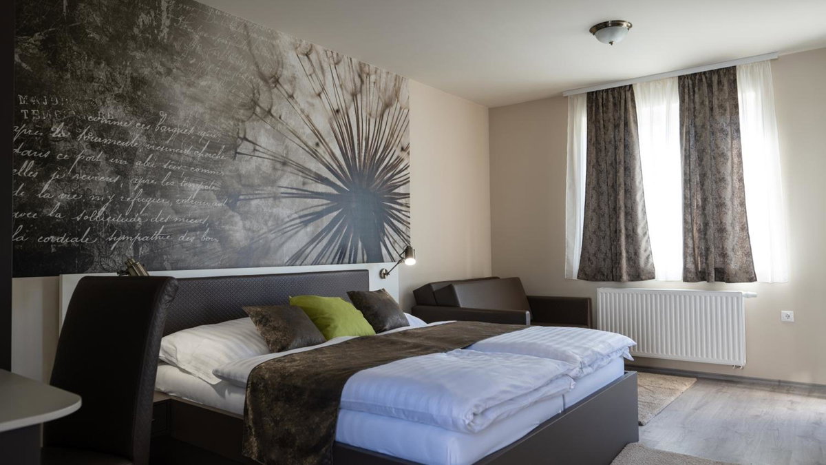 Főnix Apartman, Hungría