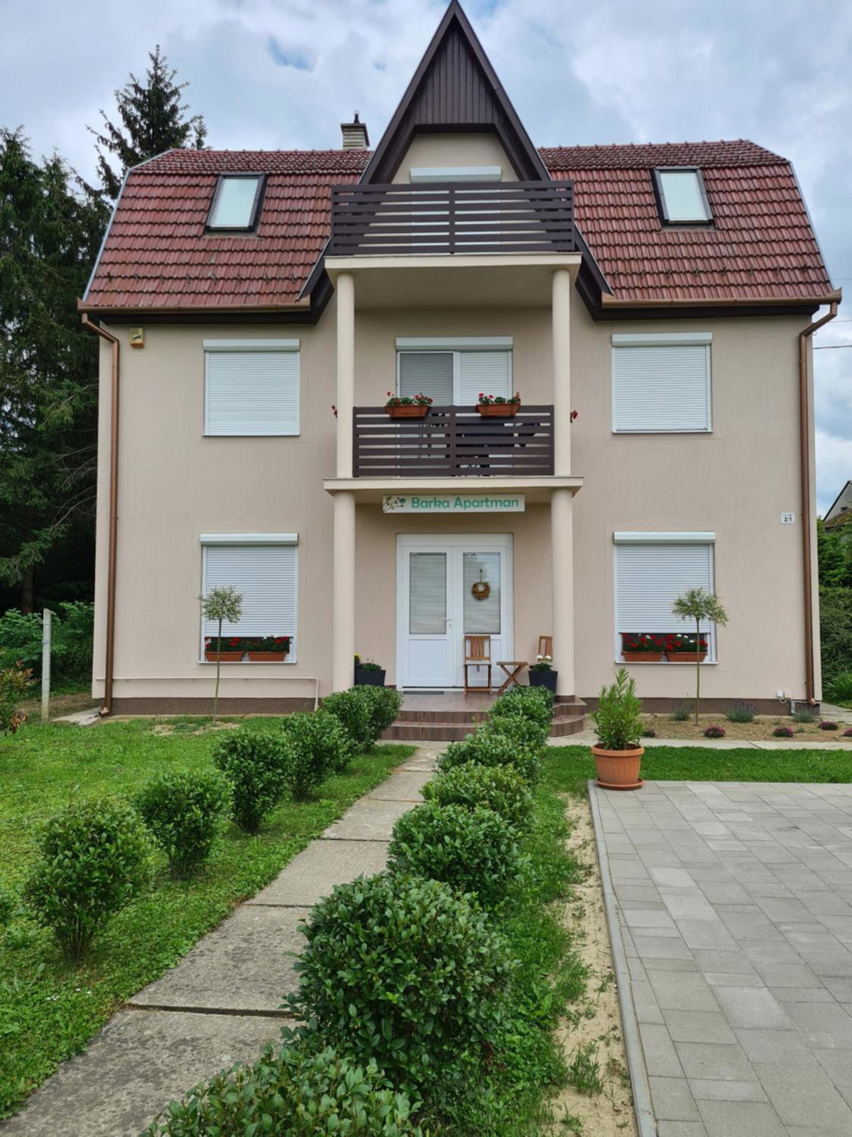 Barka Apartman, Hungría