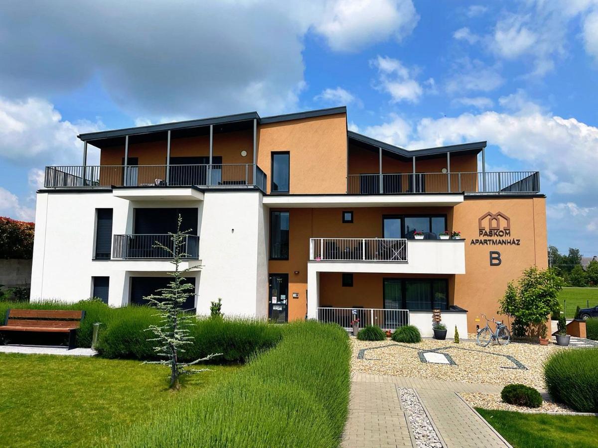 Paskom Apartmanház, Hungría