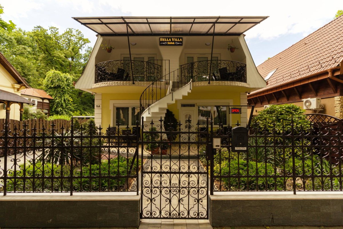 Bella Villa, Hungary