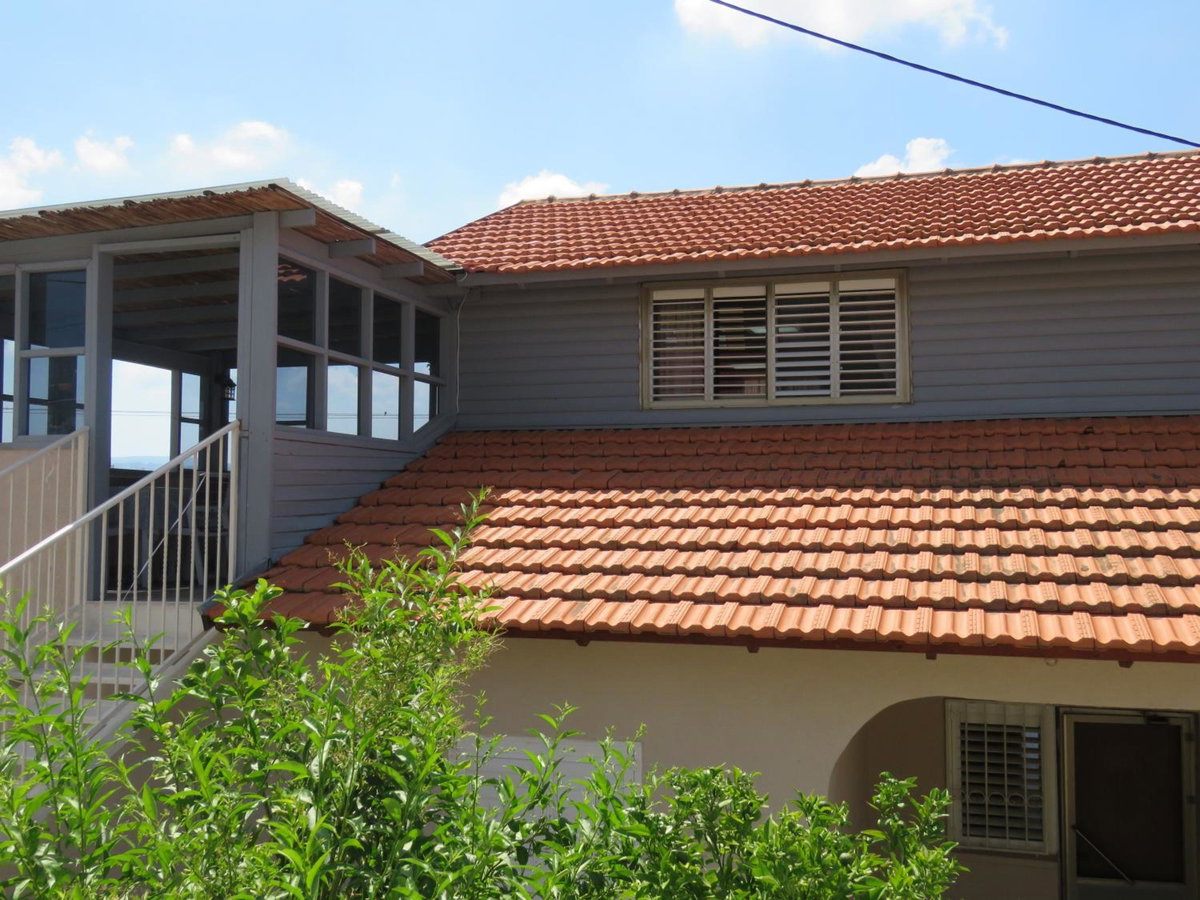 בין יער לים, Israel