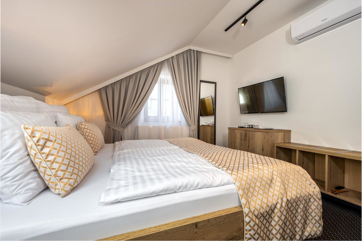 Hotel · Penzion Golden Crown, Ceske Budejovice