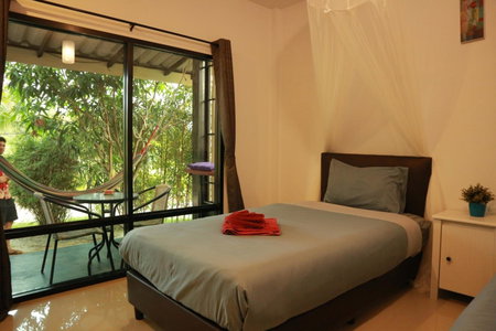 Raven Blue, Ko Lanta, ประเทศไทย