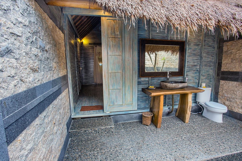 TS Hut Lembongan, 클룽클룽, 인도네시아 공화국