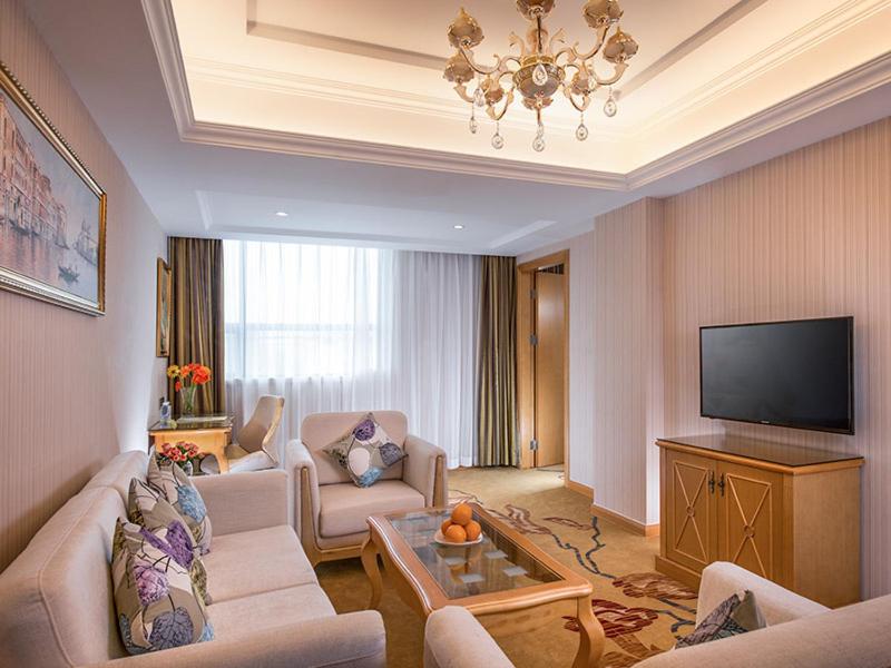 Vienna Hotel Shenzhen Fuyong Subway Station, Humen, 中国
