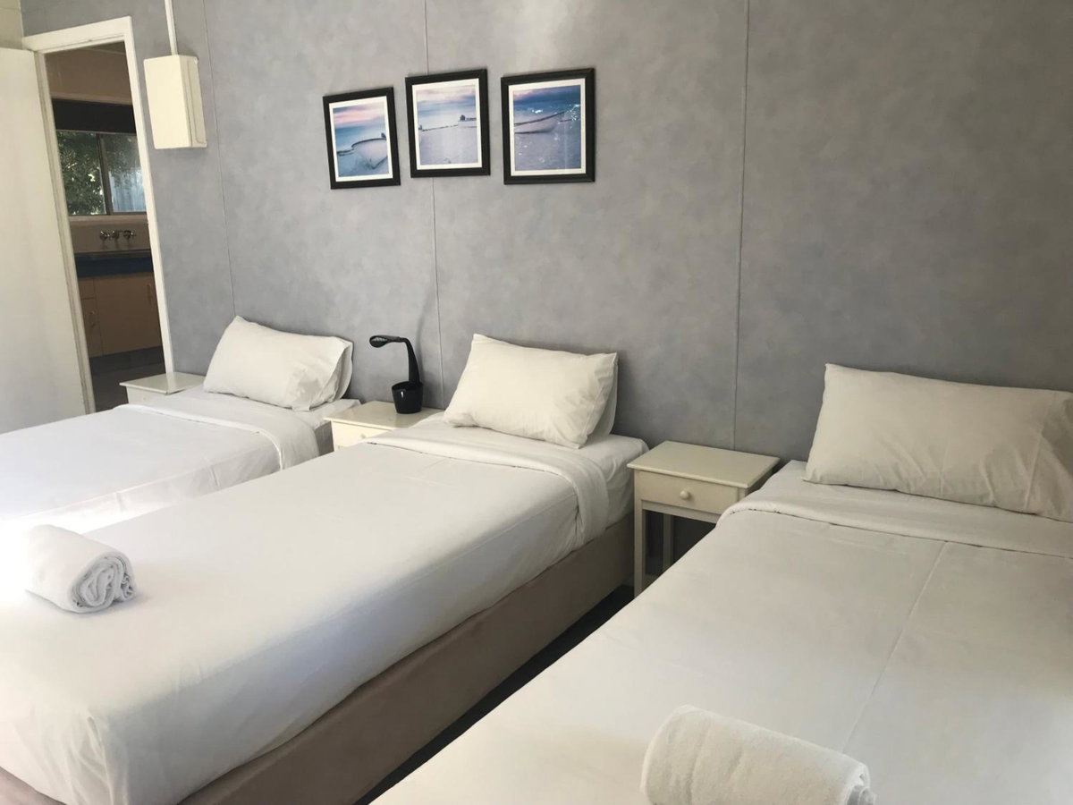 Hotel · Bush Village Holiday Cabins, Airlie Beach