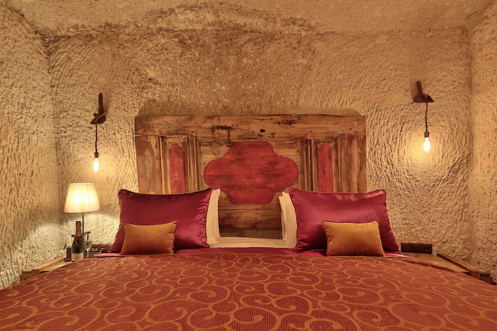 Отель · The Owl Cave Hotel, UErguep