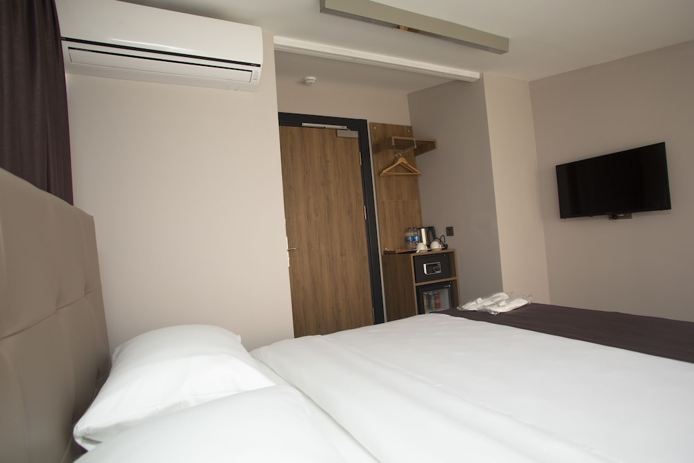Hotel · Jurnal Hotel, Eminoenue
