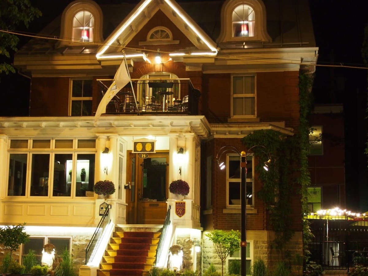 Auberge aux Deux Lions, Canada
