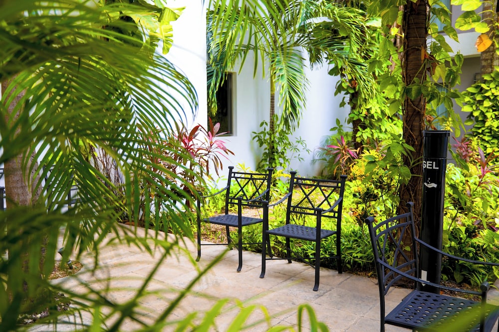 Отель · Ambiance Suites Cancun, Cancun