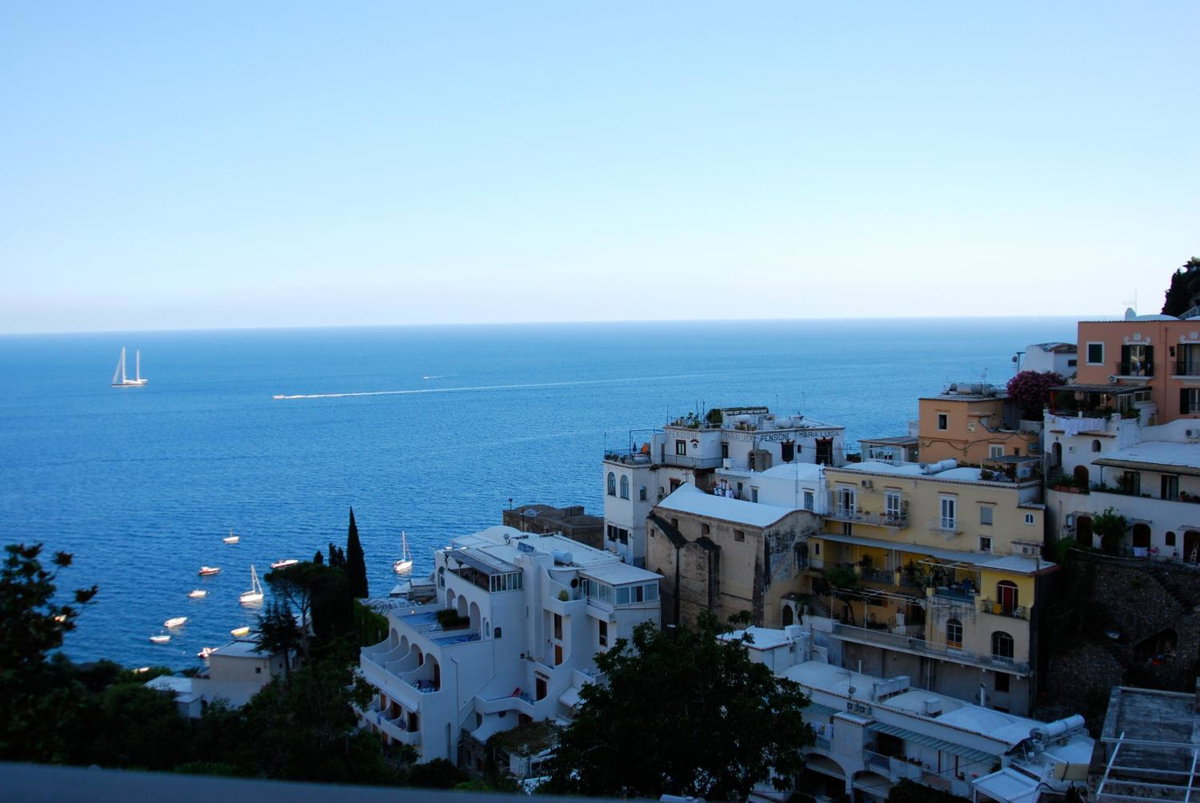 Villa Yiara, Italia